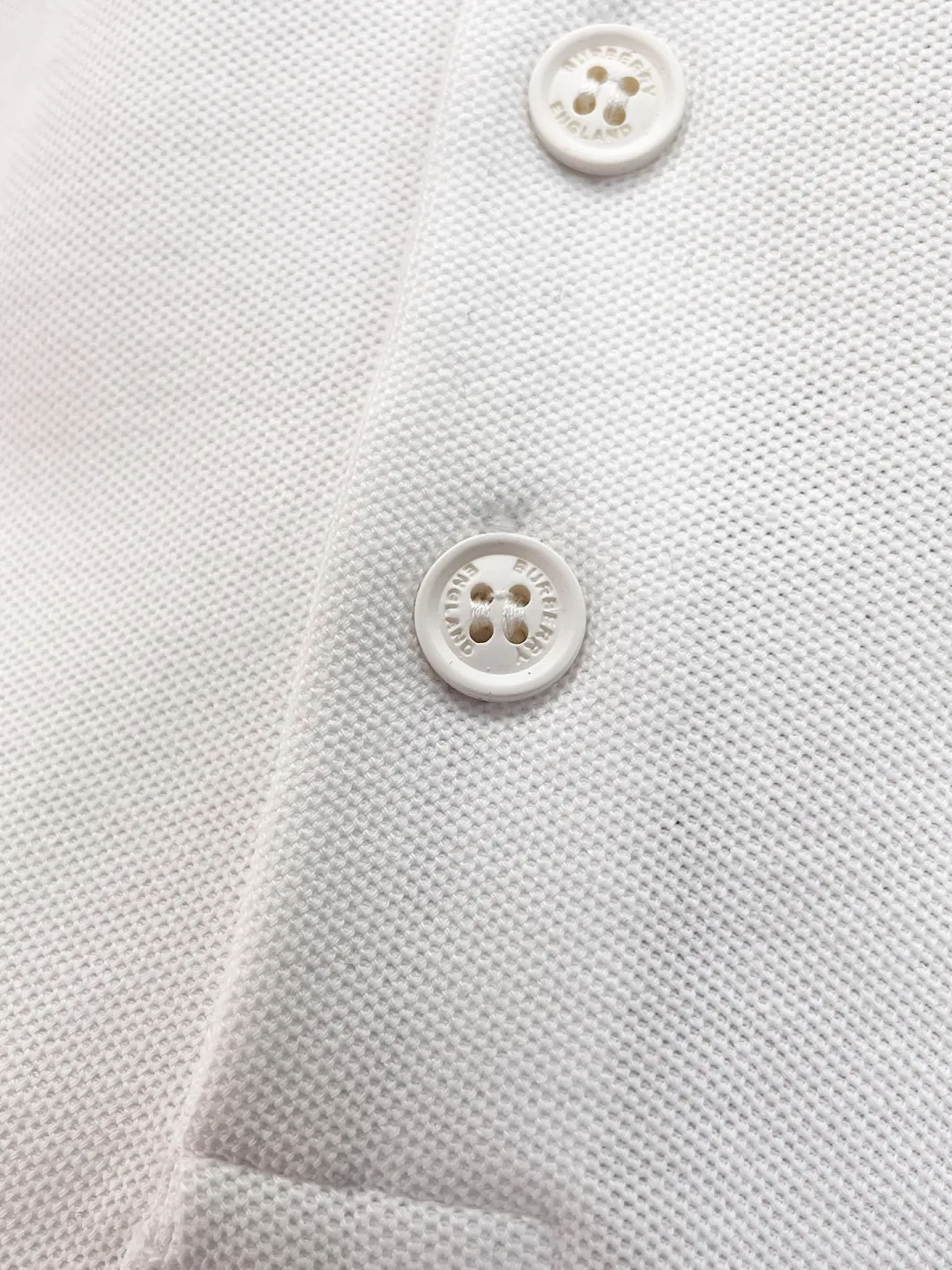 BURBERRY New Arrival Polo shirt, complete with three labels, original fabric, original customized accessories, official Same Style, using 210 grams of pure cotton pique fabric, customized same-tank dyed fabric, very comfortable and smooth to the touch, very wide and stylish, produced by a first-line brand on behalf of Factory, imported Behringer embroidery machine, embroidery is full and textured, imported Kangli direct-injection machine, printing is clear and textured, the collar rib is woven with imported yarn It will not lose shape after being worn for a long time. It is the most New Arrival style in spring and summer. It is fashionable and individual. It is super Versatile and looks good. It is very suitable for both men and women. It is a must-have for everyone. Size: S-XXL